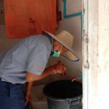 เทศบาลตำบลแม่อายลงพื้นที่สำรวจและช่วยกันทำลายแหล่งเพาะพันธุ์ลูกน้ำยุงลาย