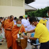 พิธีทำบุญตักบาตรและพิธีลงนามถวายพระพรชัยมงคล เนื่องในโอกาสวันเฉลิมพระชนมพรรษา พระบาทสมเด็จพระเจ้าอยู่หัว รัชกาลที่ ๑๐