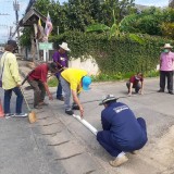 เทศบาลตำบลแม่อายร่วมกับภาคประชาชน จัดโครงการพัฒนาถนนในซอยเพื่อปรับปรุงภูมิทัศน์และสิ่งแวดล้อม พร้อมทั้งทาสีเส้นจราจร