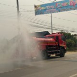 ปภ. เทศบาลตำบลแม่อายออกปฏิบัติการฉีดน้ำล้างถนนเพื่อลดฝุ่น 