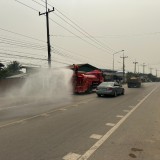 ปภ. เทศบาลตำบลแม่อายออกปฏิบัติการฉีดน้ำล้างถนนเพื่อลดฝุ่น 